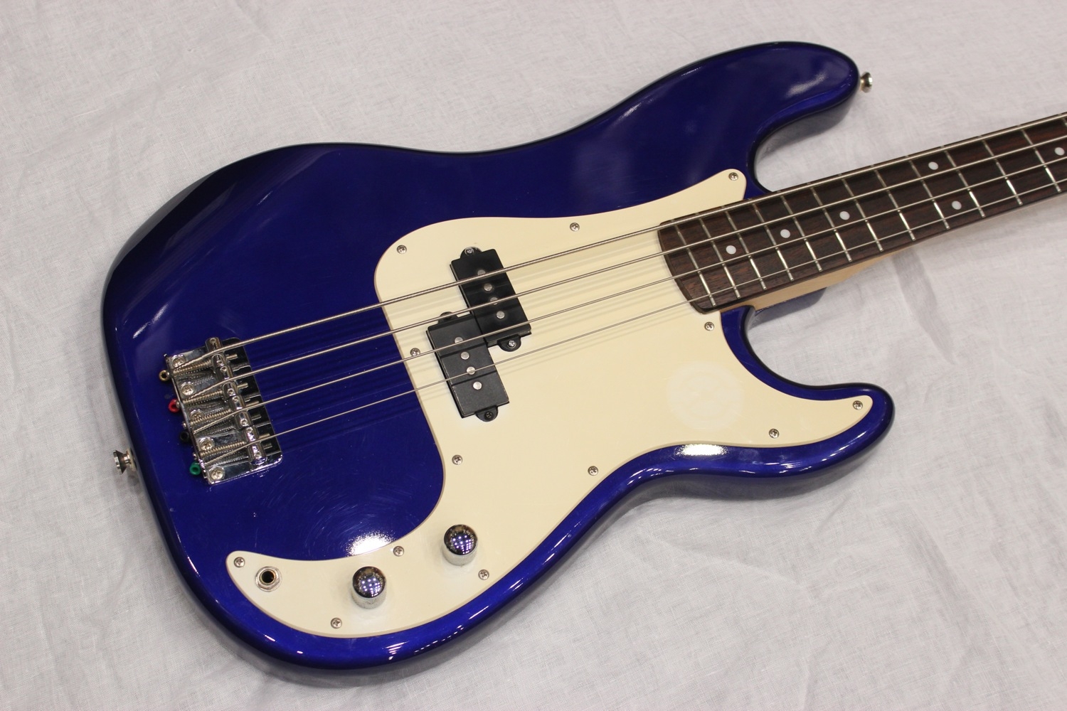 Blue bass. Squier Affinity p Bass. Фендер скваер p бас синий. Fender Jazz Bass Blue Metallic. Squier aff p Bass.