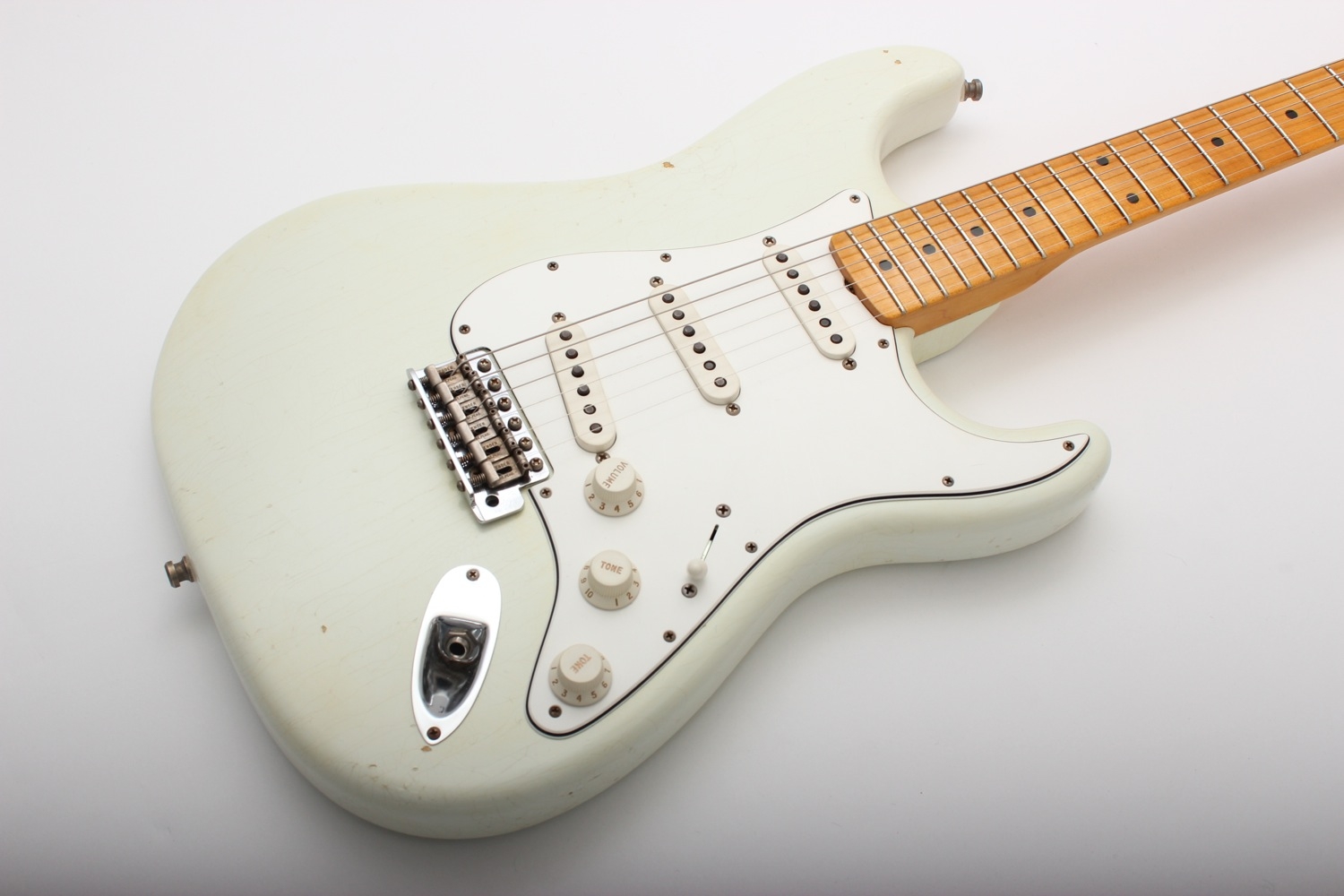 Squier strat. Fender Stratocaster белый. Электрогитара Фендер стратокастер. Fender Stratocaster мятный. Fender Stratocaster цвета.