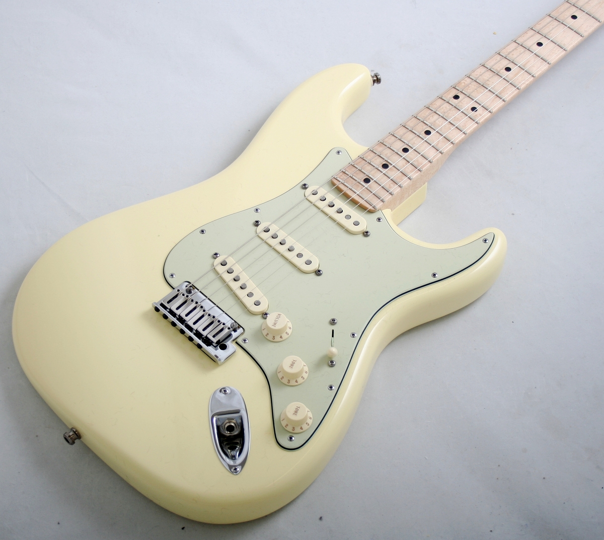 Vintage White Fender Stratocaster 70