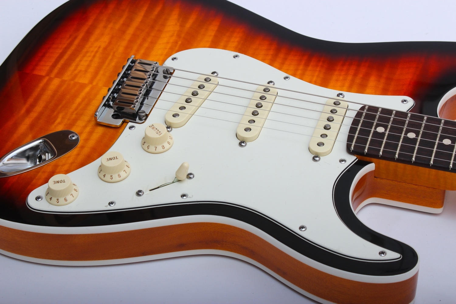 Стратокастер. Полуакустическая гитара Fender pawn shop Fender ’72 Stratocaster. Электрогитара Fender Custom Deluxe Trans Ash Strat. Гитара Фендер стратокастер артик. Фендер телекастер Винтера.