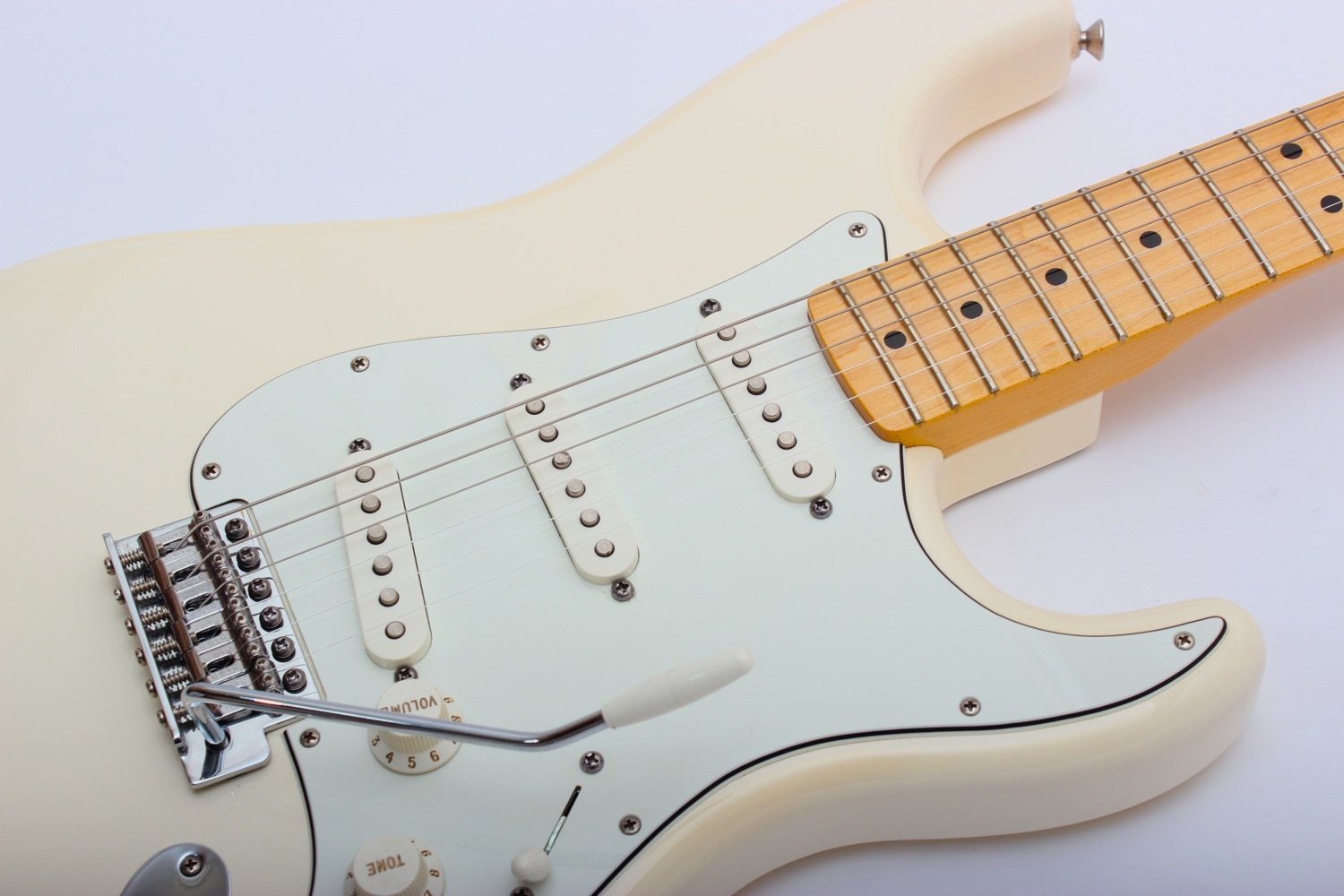 Fender stratocaster. Фендер стратокастер белый. Fender Stratocaster идсл. Фендер скваер на синглах. Стратокастер Фендер ССХ.