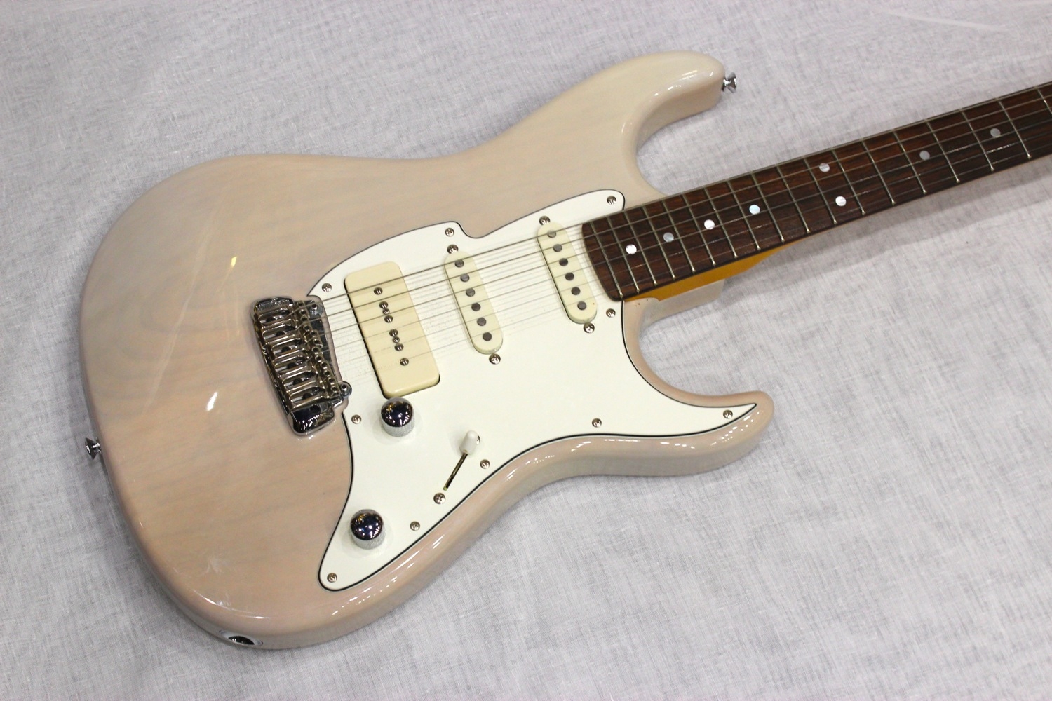 Fret King Super 60 SP (Ice White) Pre-Owned